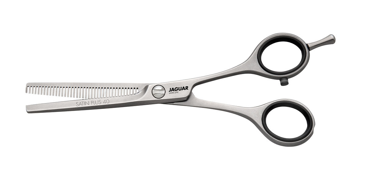 Ciseaux à modeler avec lame dentelée.