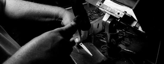 Affûtage de la lame d'une paire de ciseaux de coiffeur au Service d’affûtage JAGUAR Service d’affûtage un travail manuel précis à la meuleuse.