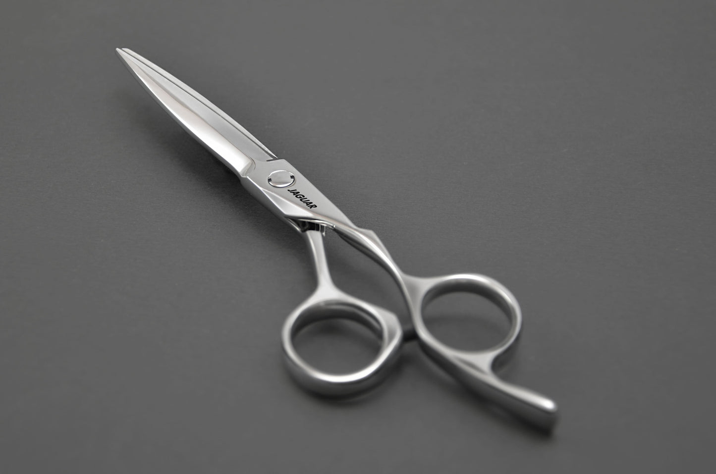 Hairdressing scissors with ergonomic design.