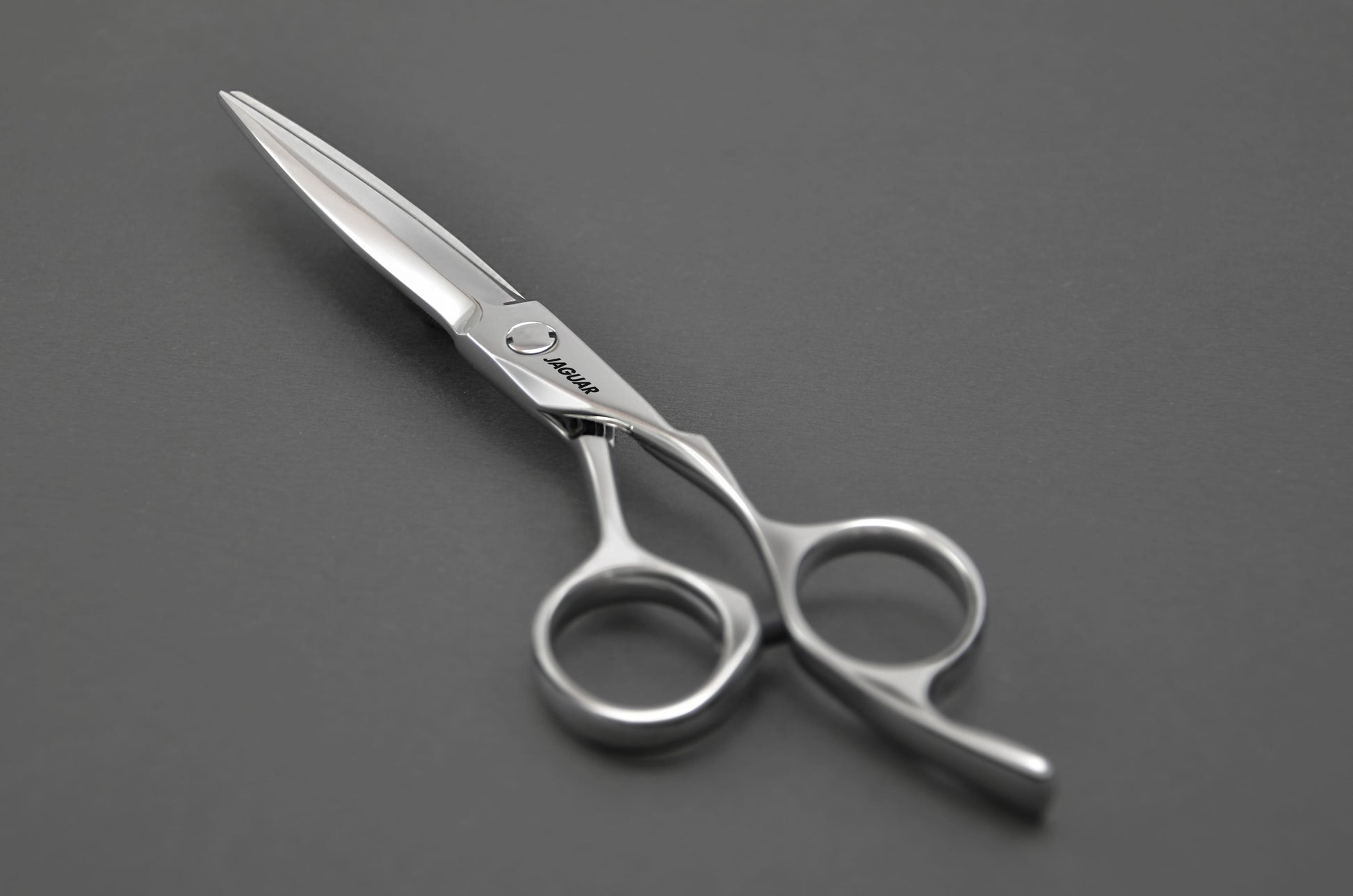 Hairdressing scissors with ergonomic design.