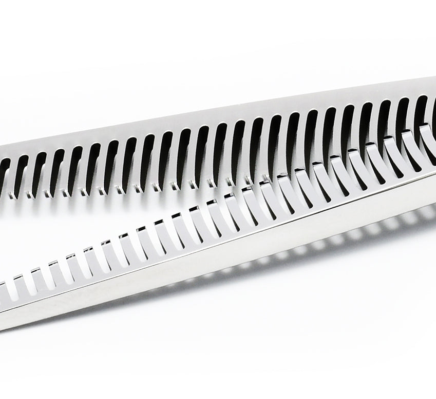 Friseurschere mit gezackten Klingen.