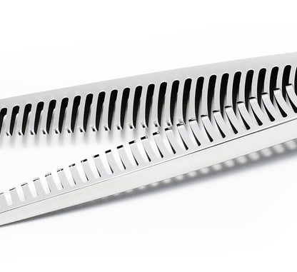 Friseurschere mit gezackten Klingen.