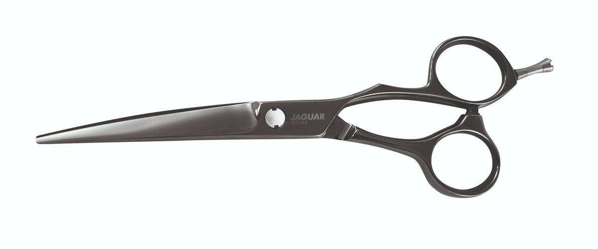 Friseurschere mit schwarzem Griff.