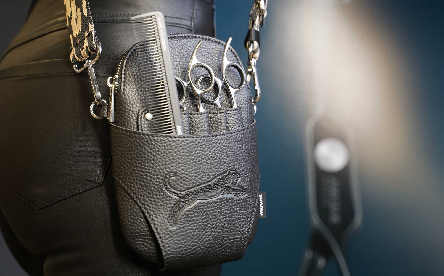 JAGUAR Crossbag at the hairdresser's – high-quality leather bag for scissors, combs, and accessories, carried within easy reach for perfect organization and efficient work in everyday salon life.