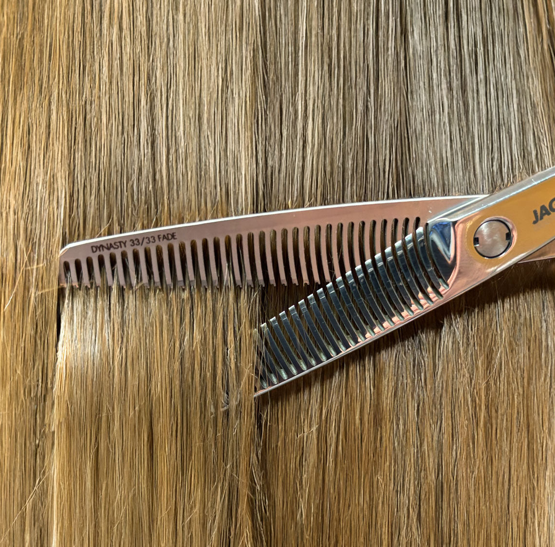 Thinning shears in use for thinning: Detailed view of JAGUAR thinning shears, which thin the hair in a controlled manner and ensure natural transitions and greater ease when cutting.