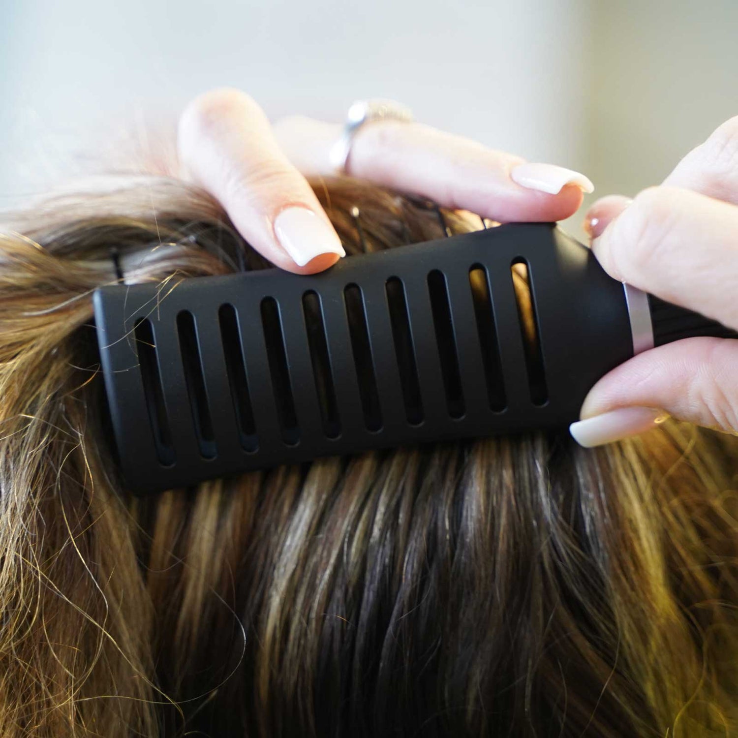 JAGUAR SP brush in use – a professional wide-toothed comb glides through the hair and reduces frizz during styling.