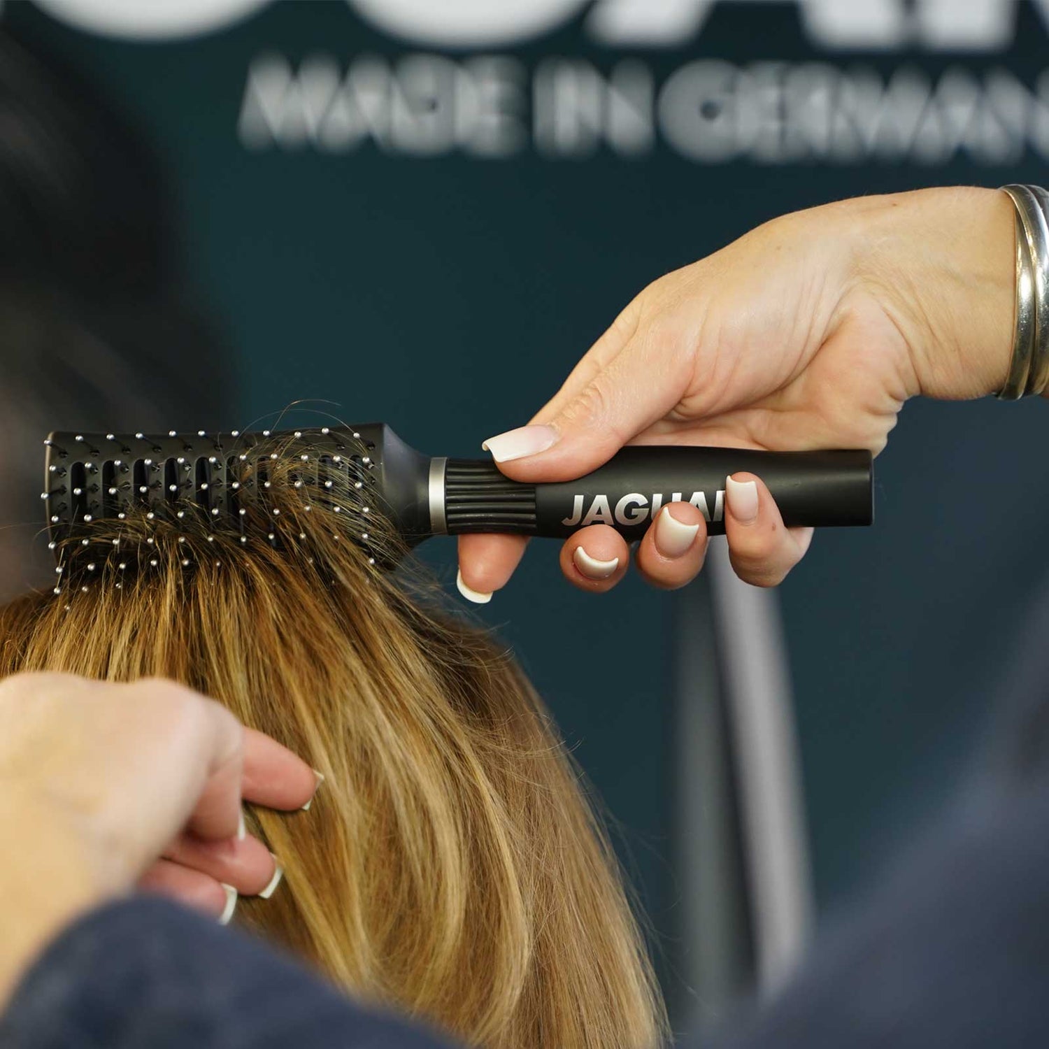 JAGUAR hairbrush in use – ergonomic handle fits securely in the hand for professional styling.