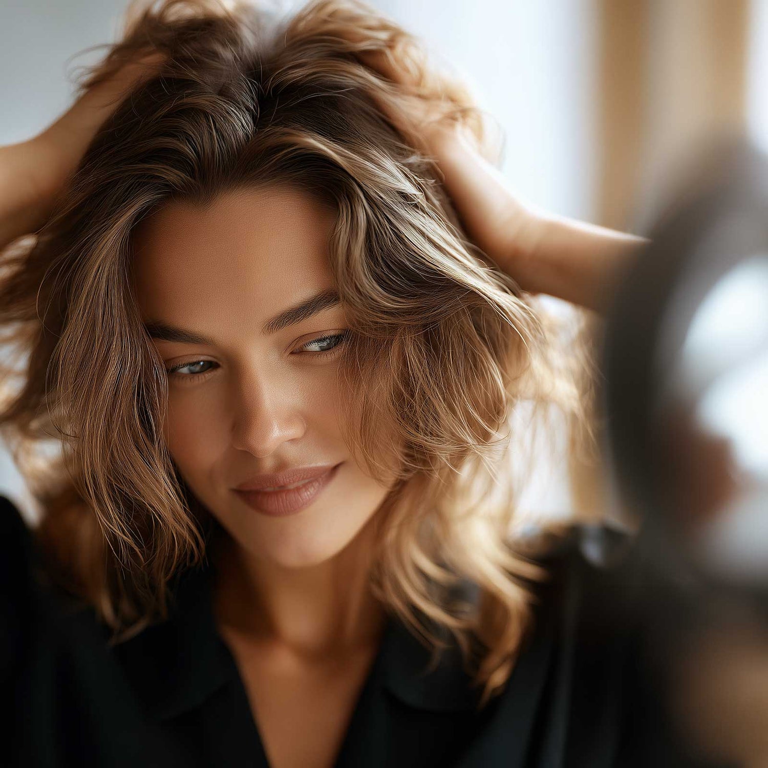 Frau mit gestyltem Haar vor dem Spiegel – professionelle Styling-Ergebnisse für zuhause mit JAGUAR Styling-Tools.