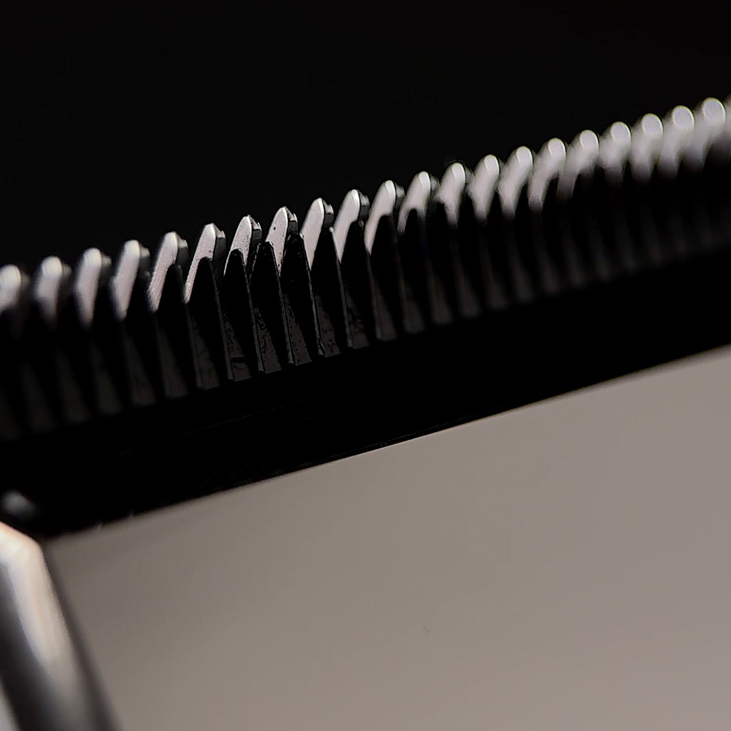 Detailed view of the cutting head of a JAGUAR hair clipper, close-up of the precision teeth.