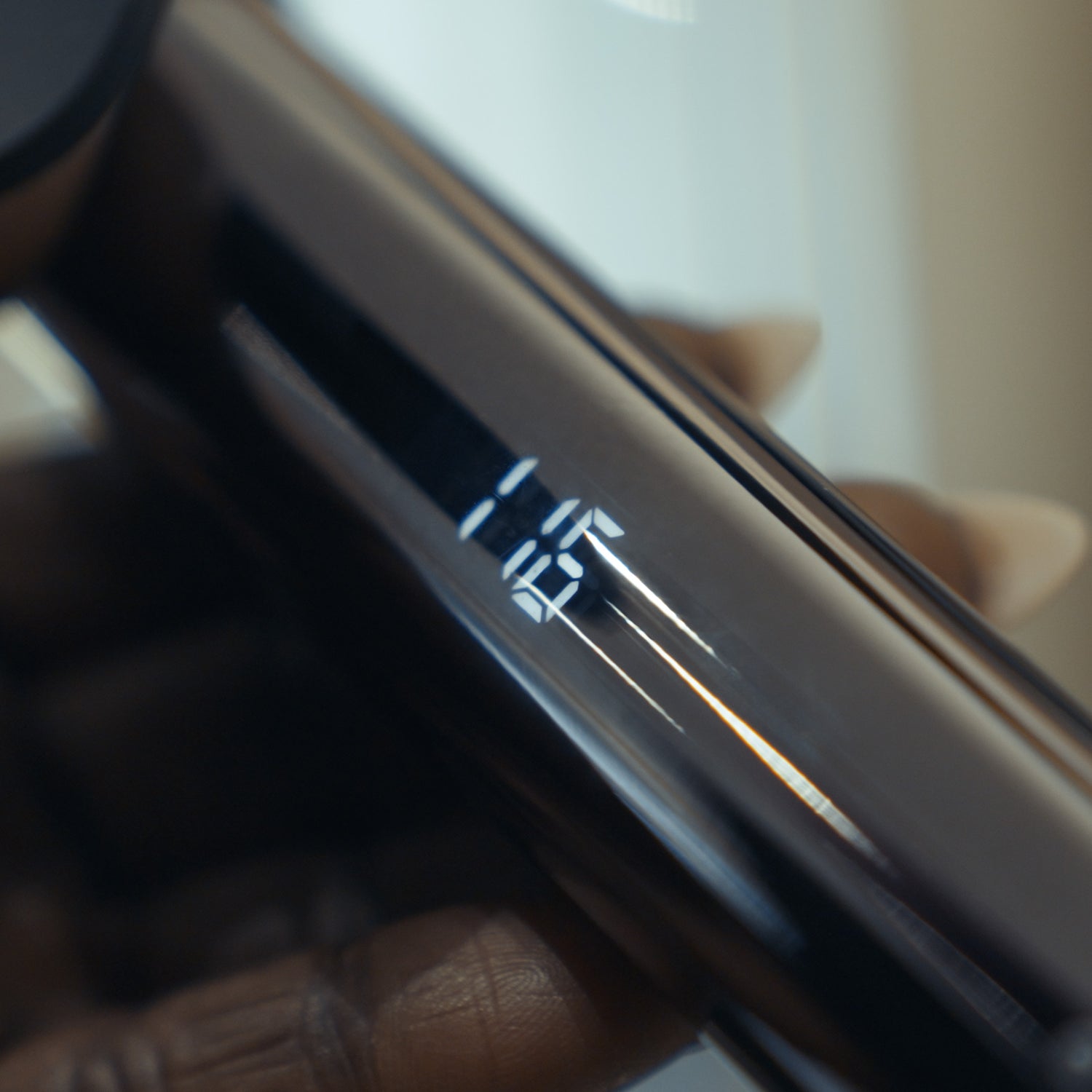 JAGUAR styling tool shows the heat setting on an LED display, close-up view.