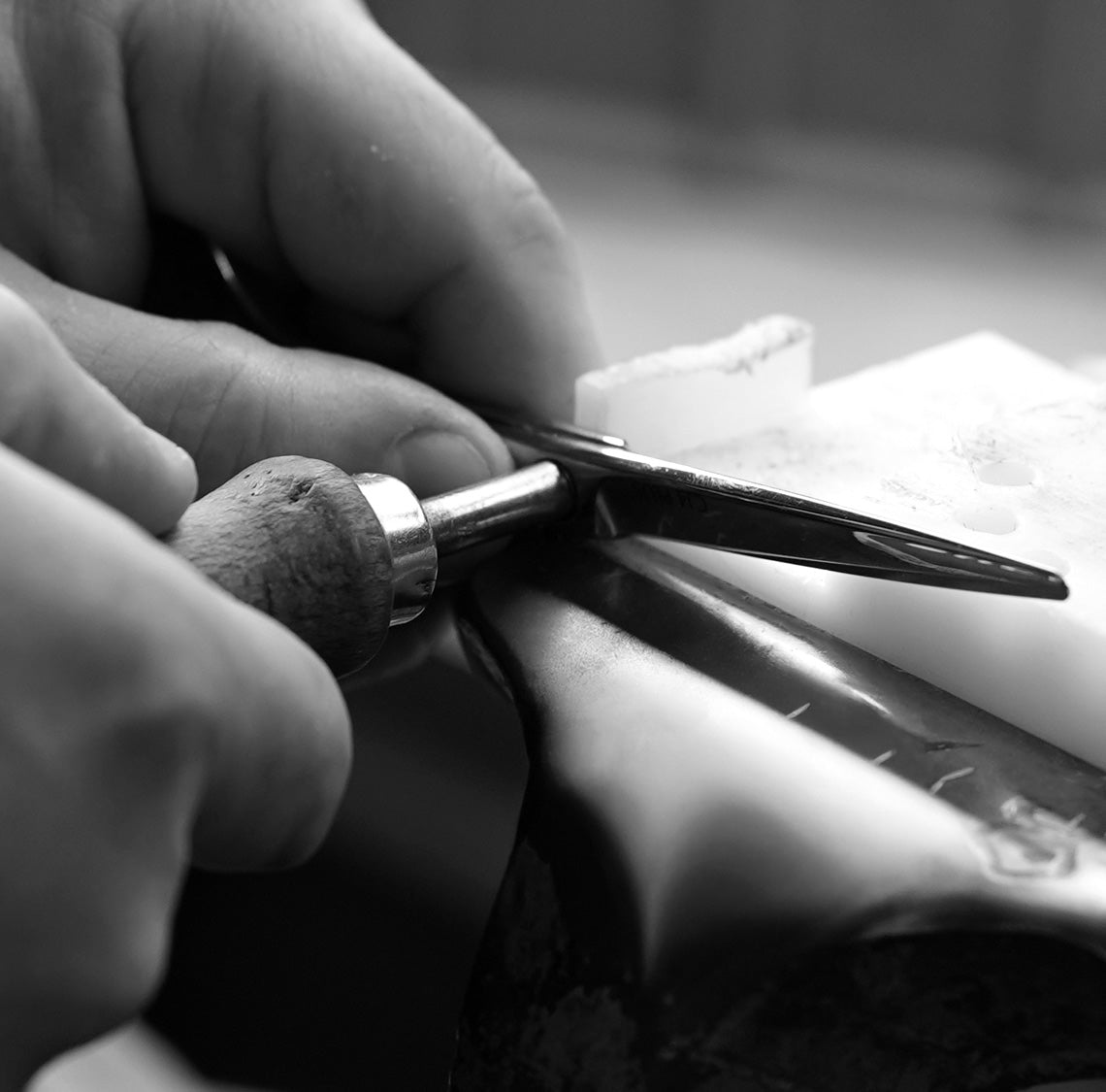 Fine adjustment of the blade tension on JAGUAR hairdressing scissors: Manual adjustment of the blade tension using precision tools – exact calibration for a clean, controlled cut.