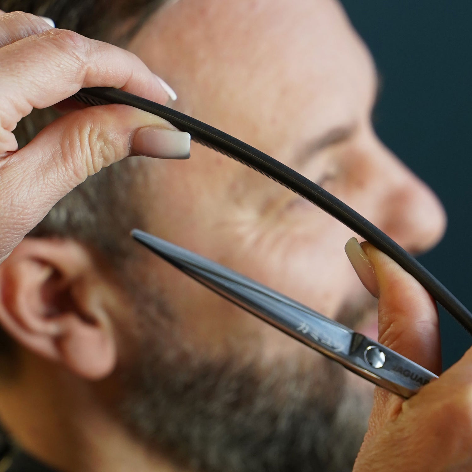 JAGUAR A-Line Carbon Comb in use – flexible, break-proof professional comb for precise haircuts in the salon.