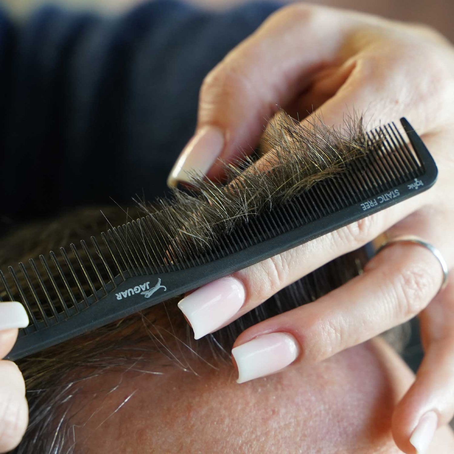 JAGUAR A-Line Carbon Comb in use – antistatic, heat-resistant professional comb for clean parting at the hairline.