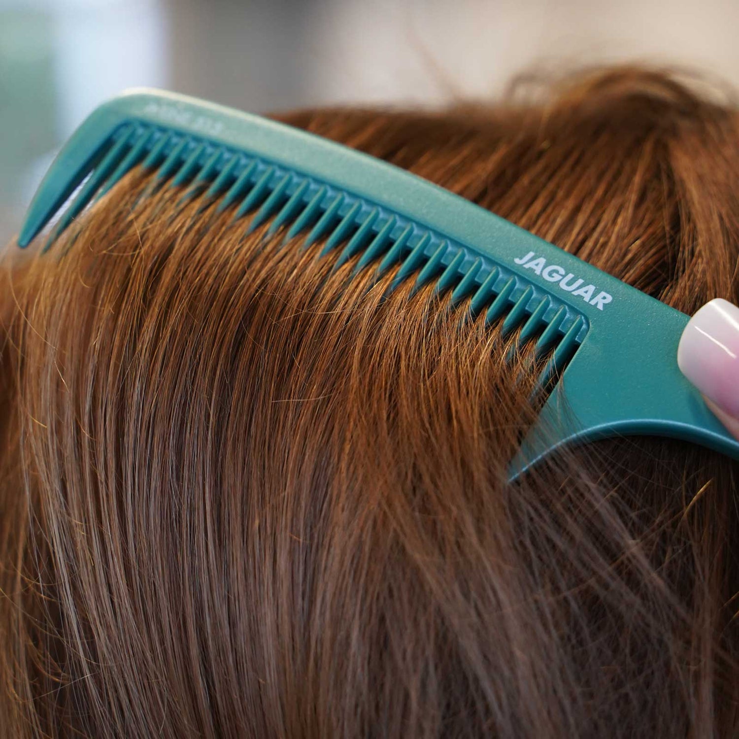 JAGUAR A-Line Comb in use – gentle on the scalp, glides smoothly through the hair for comfortable sectioning and combing.