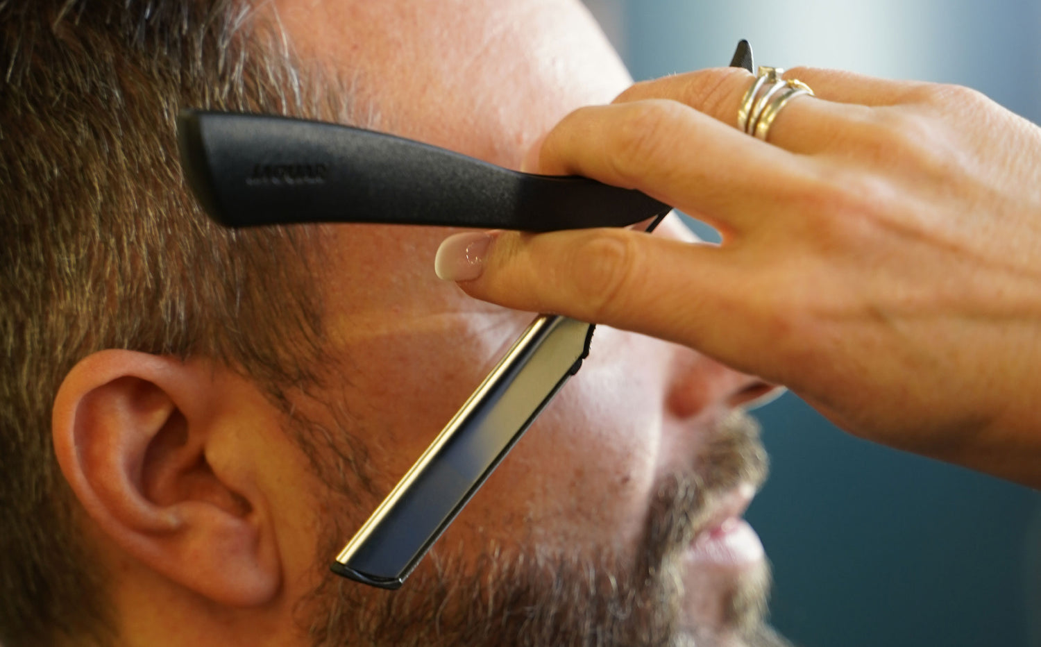 Ergonomic working with the JAGUAR Orca razor – balanced shape and secure grip for precise, controlled shaves and maximum comfort in everyday barbering.