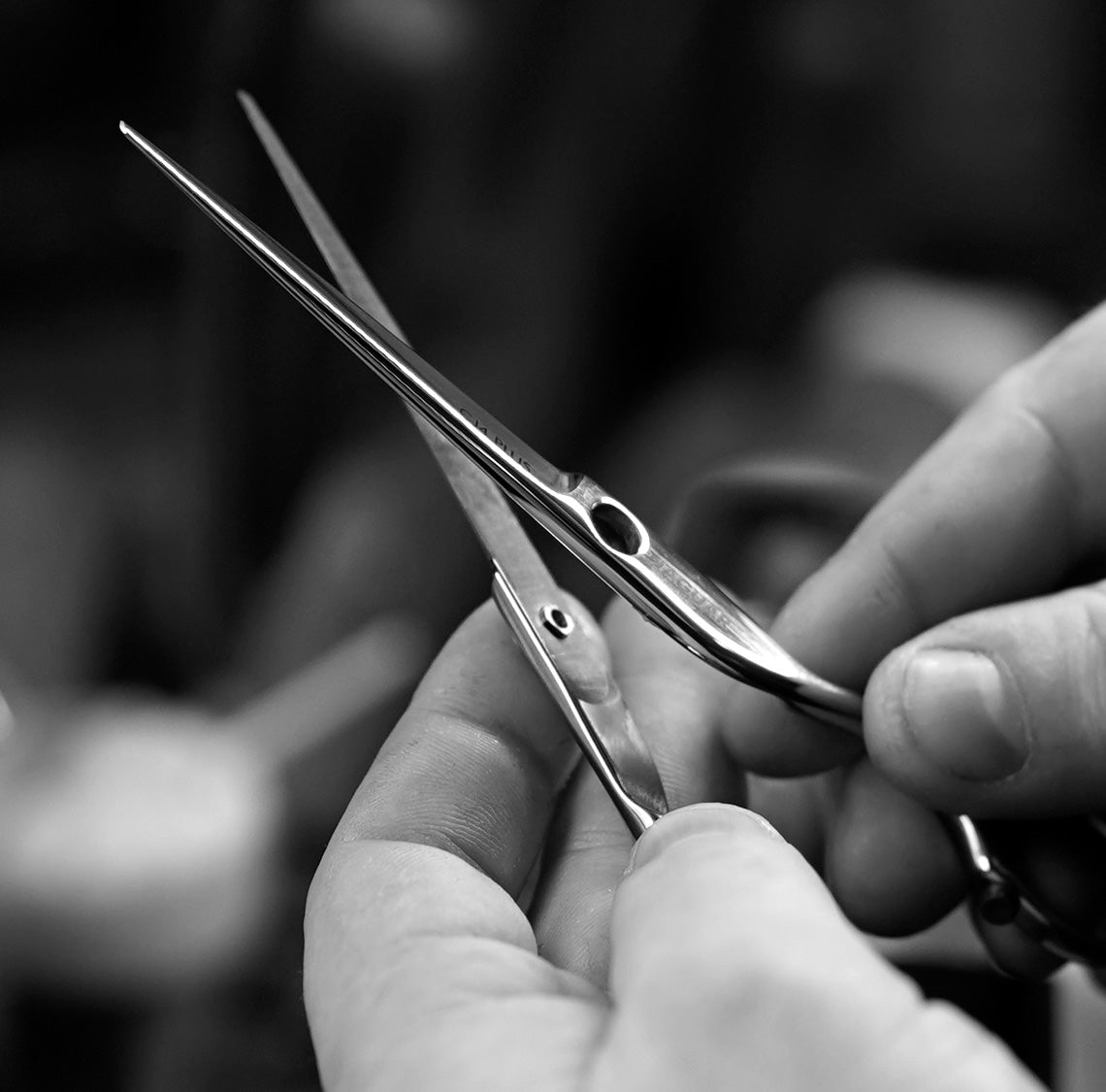 Assembly of JAGUAR hairdressing scissors: Precise alignment of the scissor blades for a perfect fit, optimal smoothness, and long-lasting cutting quality.