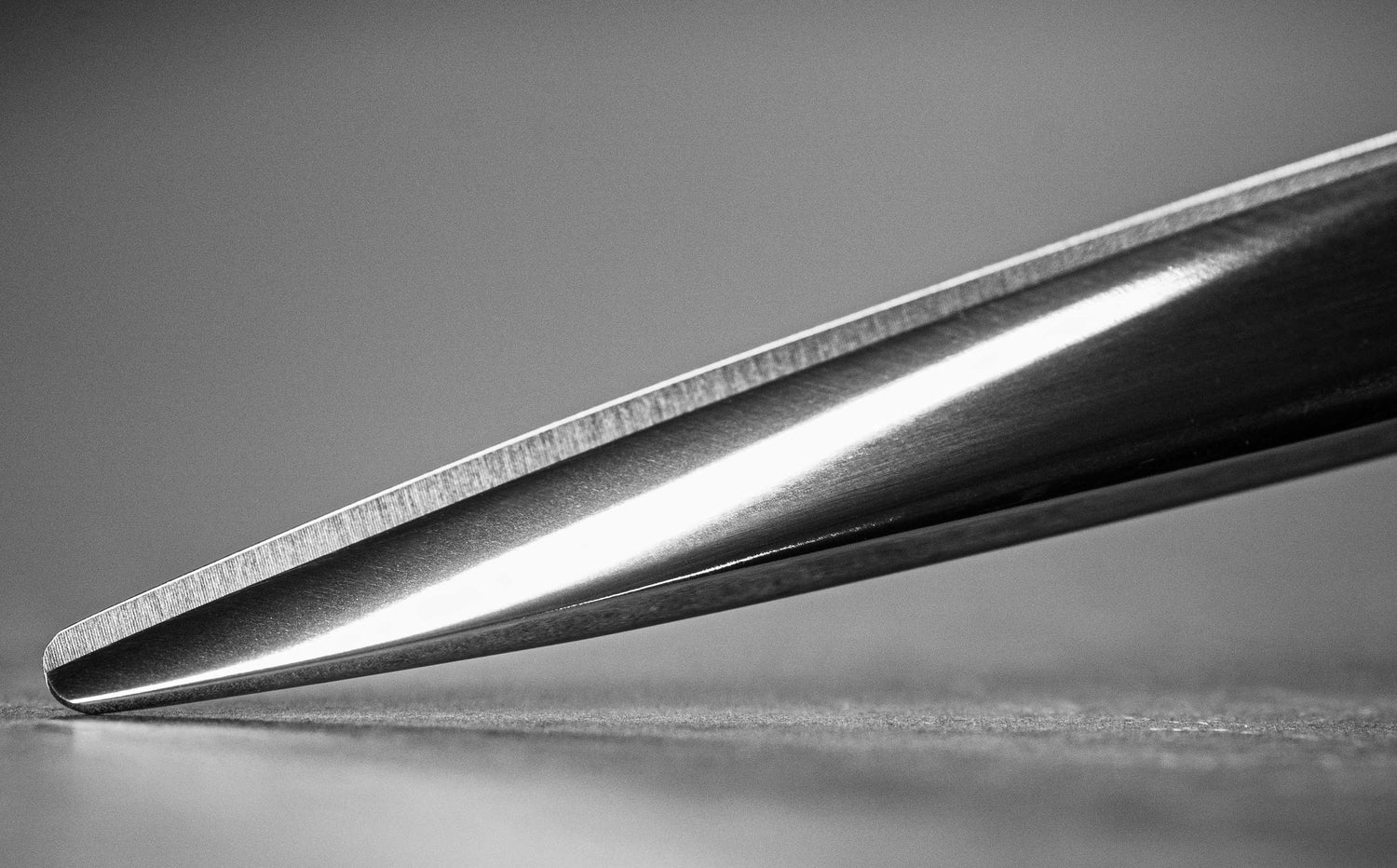 Macro shot of the JAGUAR scissor blade – high-quality steel with a precisely ground cutting edge for maximum sharpness and control.