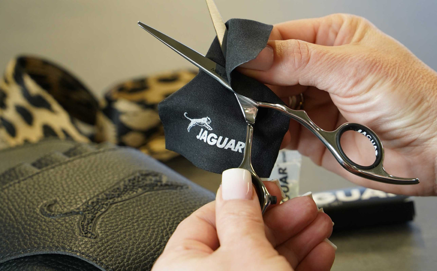 Cleaning and care of JAGUAR hairdressing scissors: Carefully wipe the scissors with a JAGUAR cleaning cloth – for long-lasting sharpness, hygienic working conditions, and professional maintenance in everyday salon use.