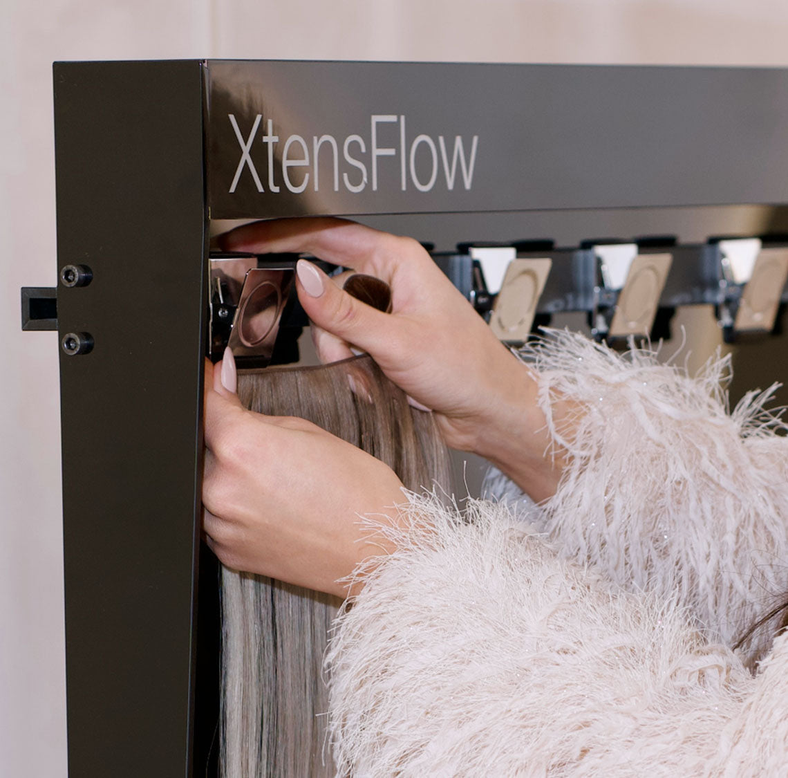 XTENS FLOW Workstation im Salon – Extensions werden in Clips eingespannt für präzises Fixieren, Färben und Trocknen