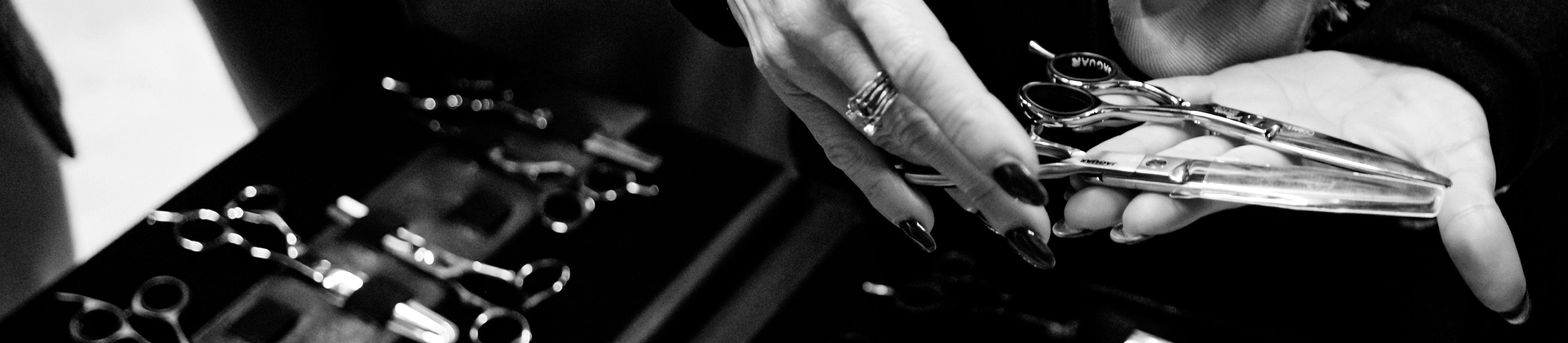 Original or fake: JAGUAR hairdressing scissors in direct comparison – genuine JAGUAR quality can be recognized by the workmanship, fit, and precise function down to the last detail.