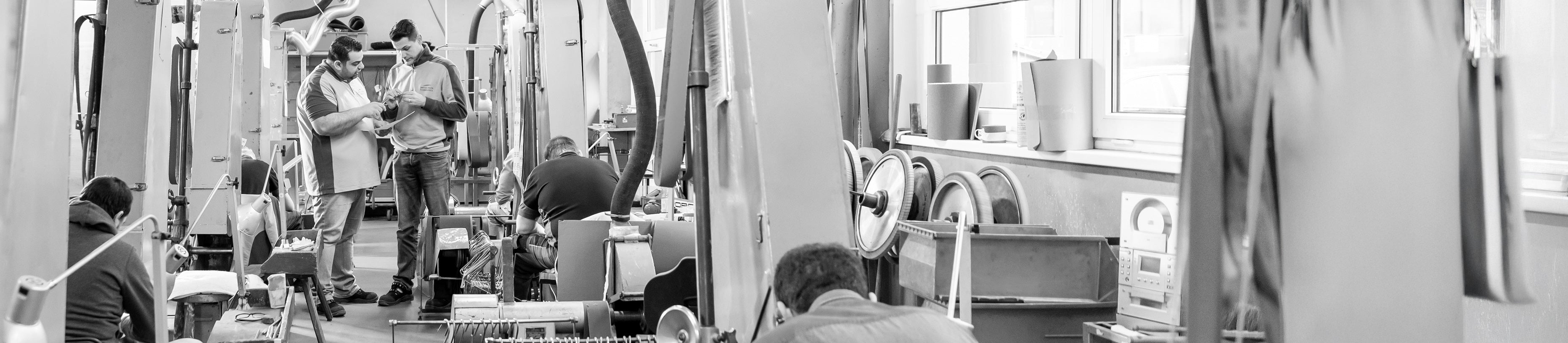 JAGUAR Grinding Shop in Production: A look inside the factory in Solingen with employees working on grinding machines—precise craftsmanship and high-tech for professional hairdressing scissors.