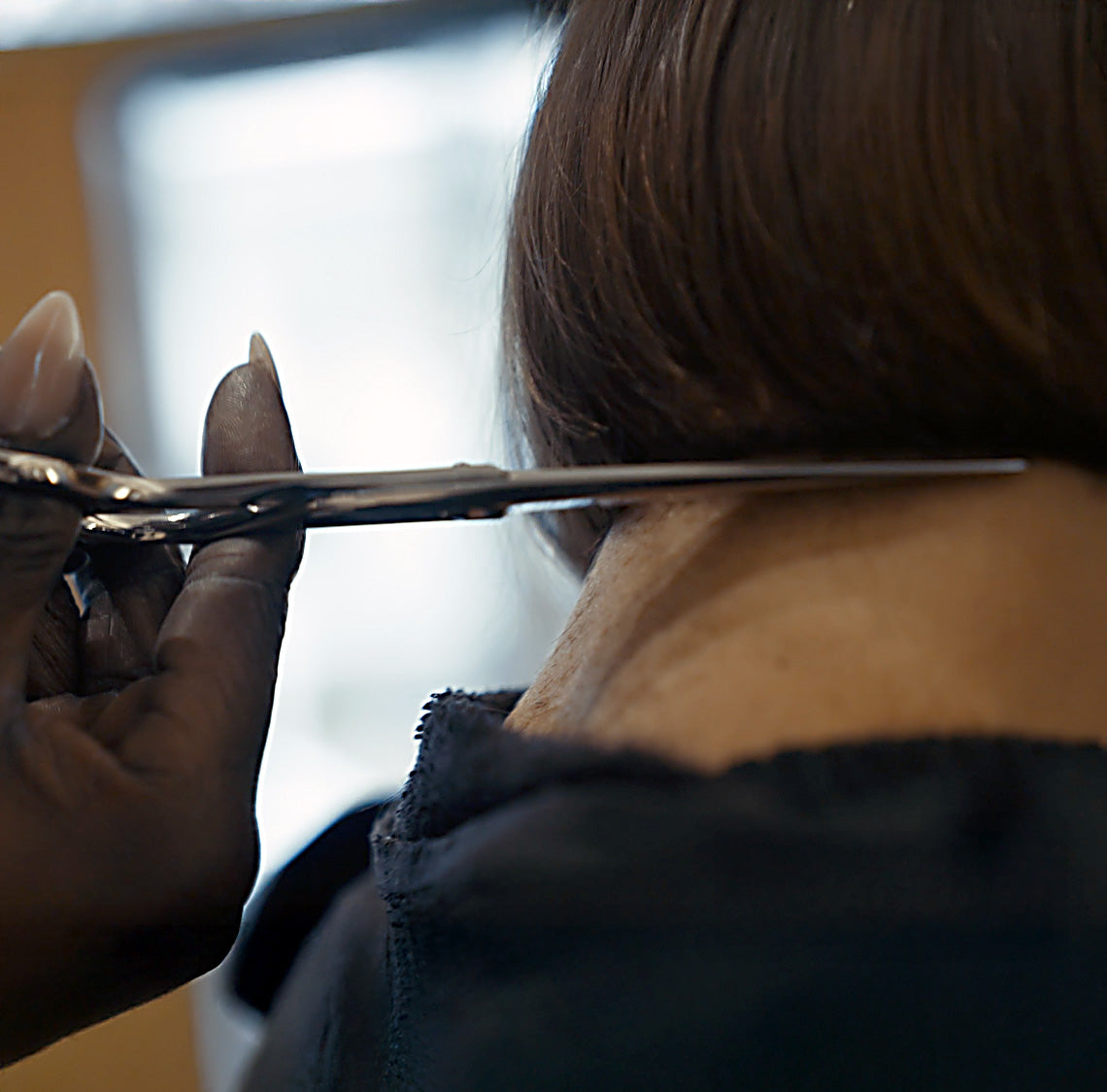 Fine contouring with JAGUAR hairdressing scissors – precise contour cutting in the neck area