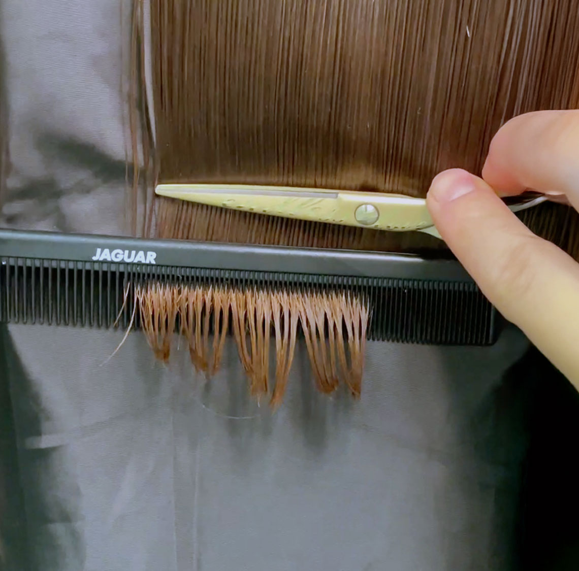 Cutting over a comb with JAGUAR hairdressing scissors and comb – controlled technique for clean transitions