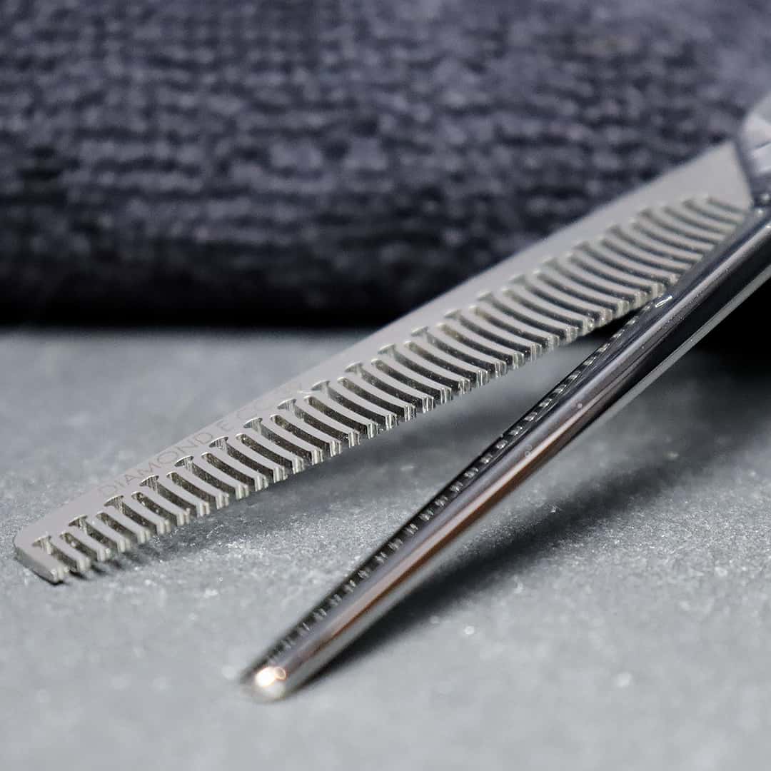 Modeling scissors with ergonomic design.