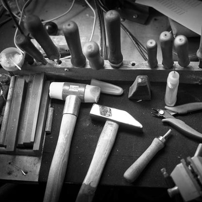 Plusieurs outils utilisés pour l'entretien, en noir et blanc.