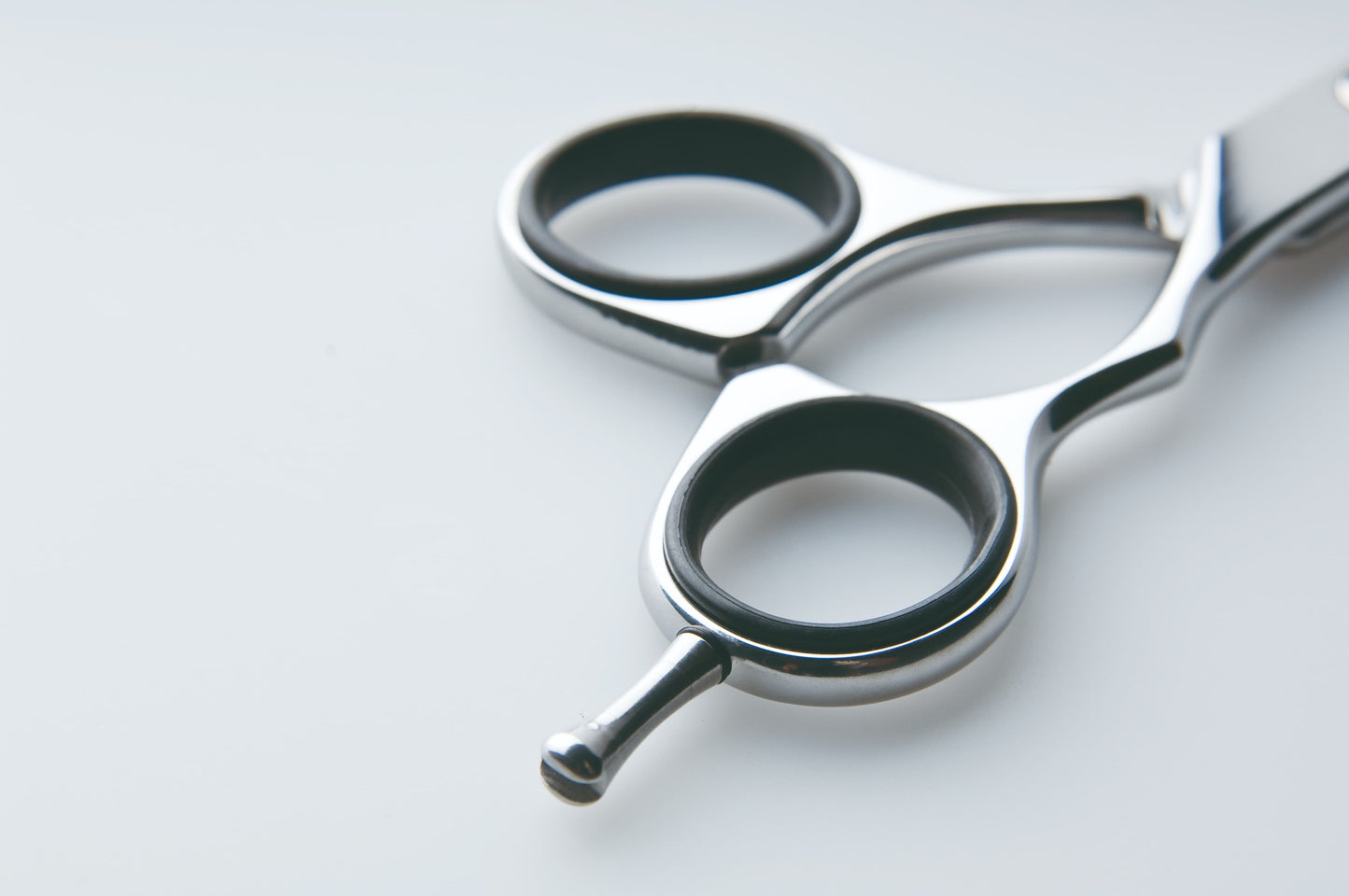 Hairdressing scissors with ergonomic design.