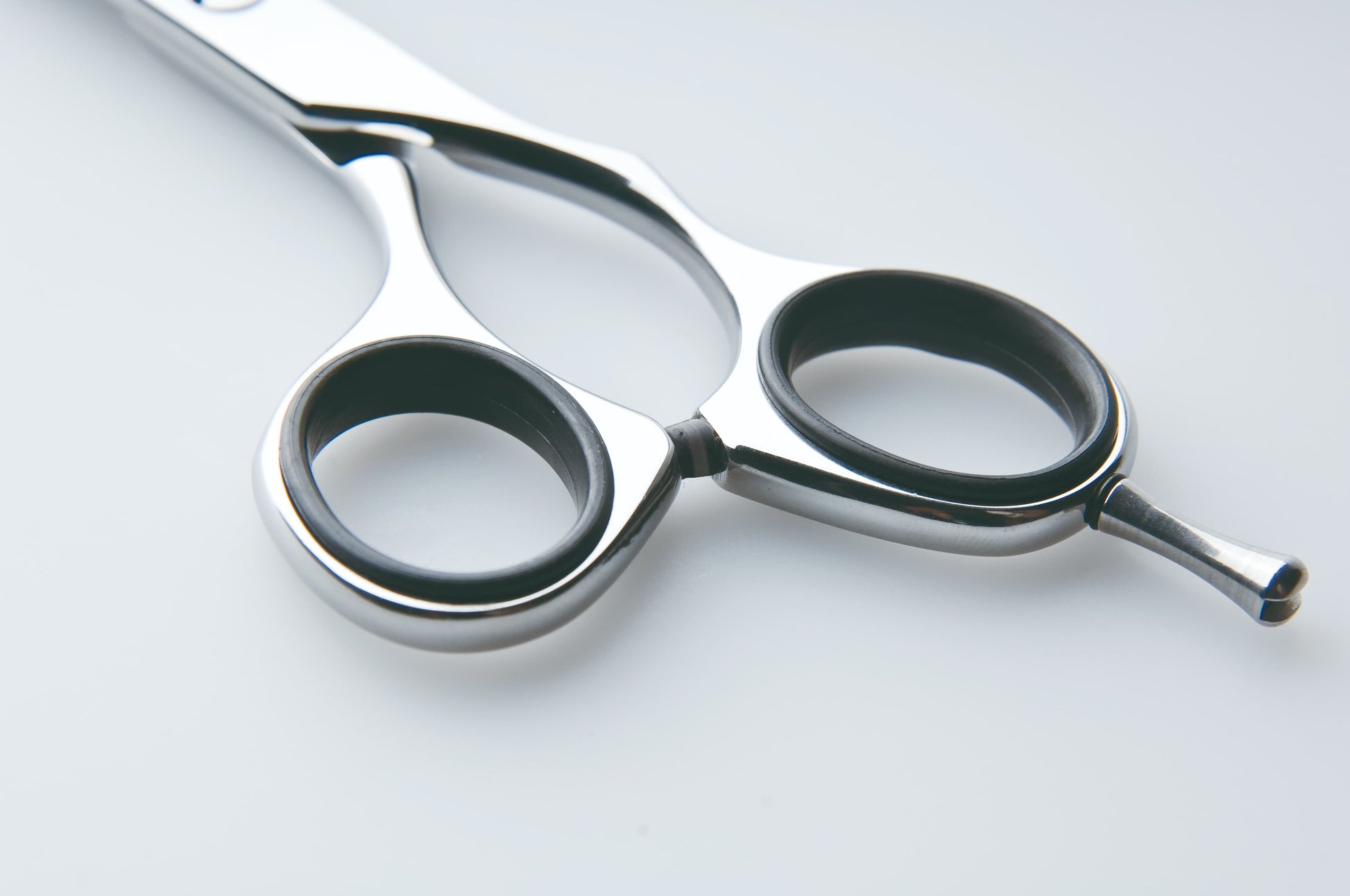 Hairdressing scissors with ergonomic design.