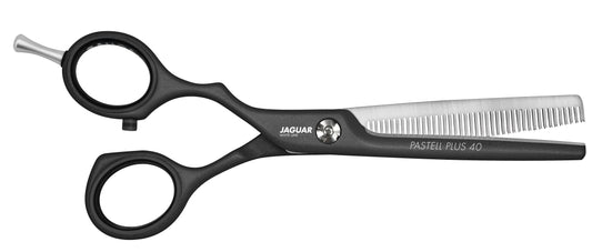 Ciseaux de coiffeur à lame dentelée.