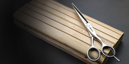 Hairdressing scissors with ergonomic design.